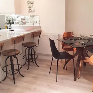 Spacious 1 Bedroom Split Level Old Pub Conversion Tower Bridge Apartment *