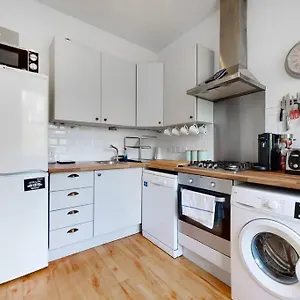 Superb 2 Bed Flat Next To Clapham South Station London