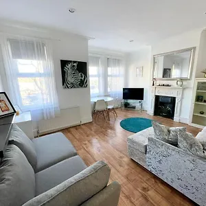 Large 3 Bedroom Modern Close To London Apartment