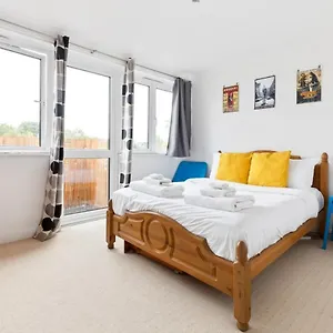Spacious 2 Bedroom In Cricklewood Apartment *