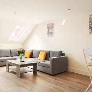 Floor Flat 5 Northwood * Northwood (Greater London)
