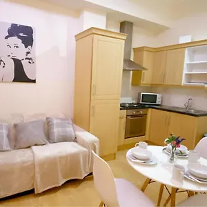 Chelsea Terrace: Traditional Flat With Balcony London