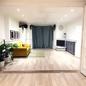 Apartment Spacious Multi-room London