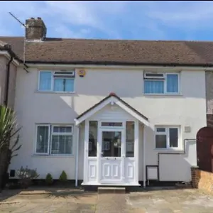 Homestay With Free Parking - Close To Heathrow *