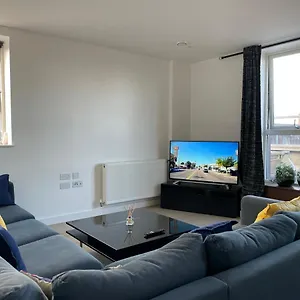 Apartment Modern & Spacious Penthouse In North