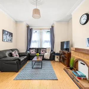 Homely 4-bedroom With 2 Baths & Free Parking * London