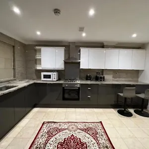 3 Bedroom With Free Parking On Premises
