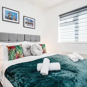 Heathrow 2-bedroom Maisonette With Parking Holiday home