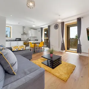 Flourish - Mulberry House - Tottenham Apartment *
