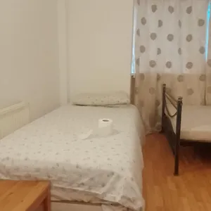 Private In 3 Bedroom Flat!! Hostel London