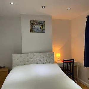 Large Double Bedroom With Free On Site Parking *