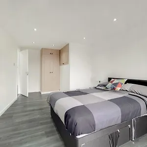 Lovely 4 Bed Perfect For Families! Apartment