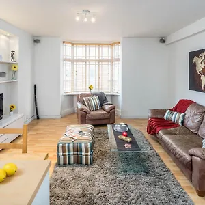 Joivy 2-bed Flat Near Notting Hill Apartment London