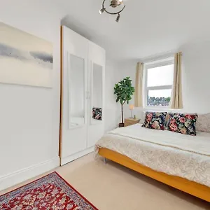 The Bayswater - Excellent Central Location Apartment *