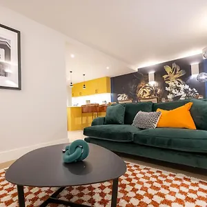 Three Bedroom Near Brick Lane By Belvilla Apartment *