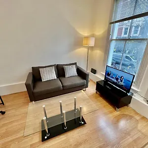 Modern With Large Patio In Marylebone *