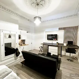 Erin Court Mansion - Rm 11 *