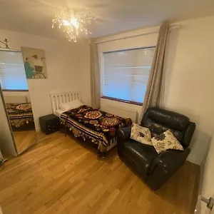 Comfortable Single Bed Garden View * London
