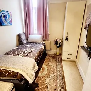 Monalisa Single Near Station Homestay *