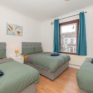 Xtra Large 4 Bedroom House, Near Excel, And 5 Walk To Train Station Londra