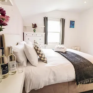 Daire Modern & Spacious 1 Bedroom Clapham Junction Flat Londra
