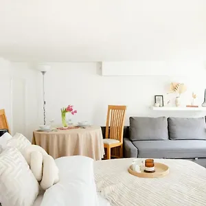 Garden Flat On Leafy Cator Estate In Blackheath Apartment London
