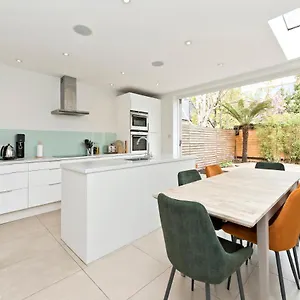 Family Near Clapham Common By Underthedoormat Holiday home