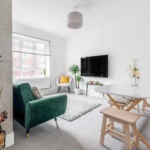 Astonishing Two Bedroom In Nelson Apartment London