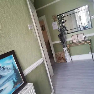 Luxury Double Bedroom Seven Kings Train Station Лондон