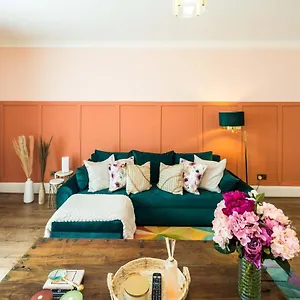 Апартаменты Charming Spacious 2br Flat Near Station Parking *