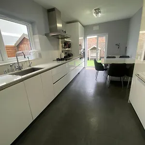 Private In Excellent Family House ,zone 2 * London