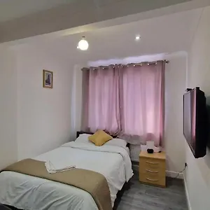 Captivating 2-bed In Apartment