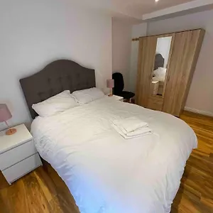 Apartmán Comfortable 1 Bedroom And Double Sofa Bed Flat