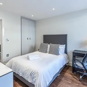 3 Bedrooms Close To Canning Town & Excel London