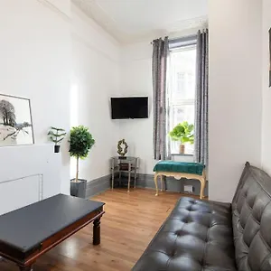 2a - Bright & Airy 2 Bed Flat - 20 Mins To Apartment *