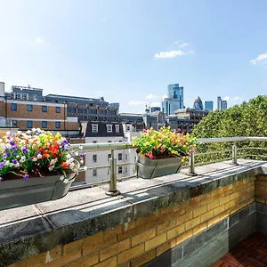 Modern Tower Hill Penthouse Apartment *