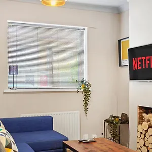Crossrail - Large 2 Bedrooms - Sleeps 7 - Perfect For Groups - Private Garden - Wifi - Close To Elizabeth Line For Easy Access To Heathrow And London 公寓 *