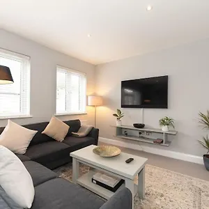 Large 3 Bedroom In Leafy Hampton Hill, Richmond, Sw London Apartment