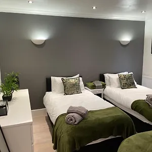 Perfect For Families & Business In Cr2 - With Free Parking & 10mins From East Croydon Appartamento