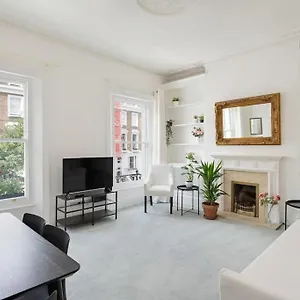 Beautiful Two Bedroom Maisonette In The Heart Of Chelsea *