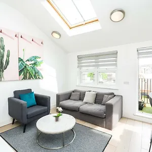 Cozy 2 Bedroom / Earls Court / Balcony * Лондон