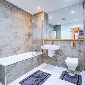 2 Bedroom Spacious In The Heart Fulham Apartment