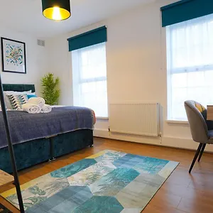 Apartment Enfield North 3br London