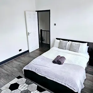 3 Bedroom House In Tottenham 10 Mins Walk From Seven Sisters Station London