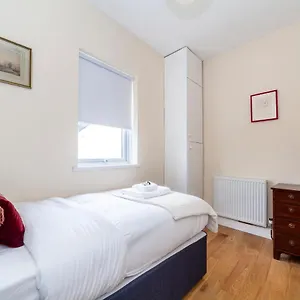 Stylish 3 Bdr Wfree Parking And Garden *