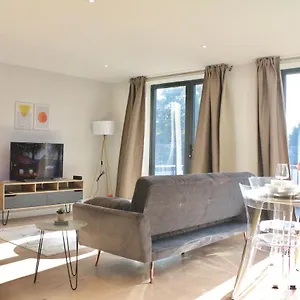 Spacious 2br With Terrance Apartment