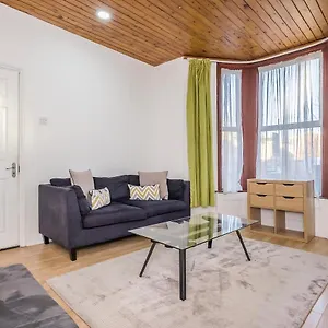 Bright In Stratford Guest house