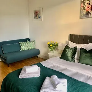 Apartment 20 Min To London- 2 Bedrooms London