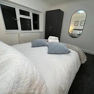Modern & Stylish Haven In Heart Of