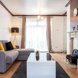 Stunning 3 Bed House With Private Garden, Woolwich Holiday home London